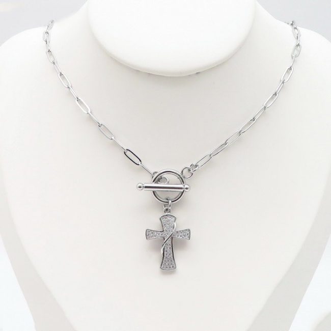 Mohutné očká na striebornej retiazke sú stále v kurze spolu s doplneným príveskom v tvare kríža a táto ohromujúca kombinácia je vhodná pre nosenie na výnimočné udalosti.