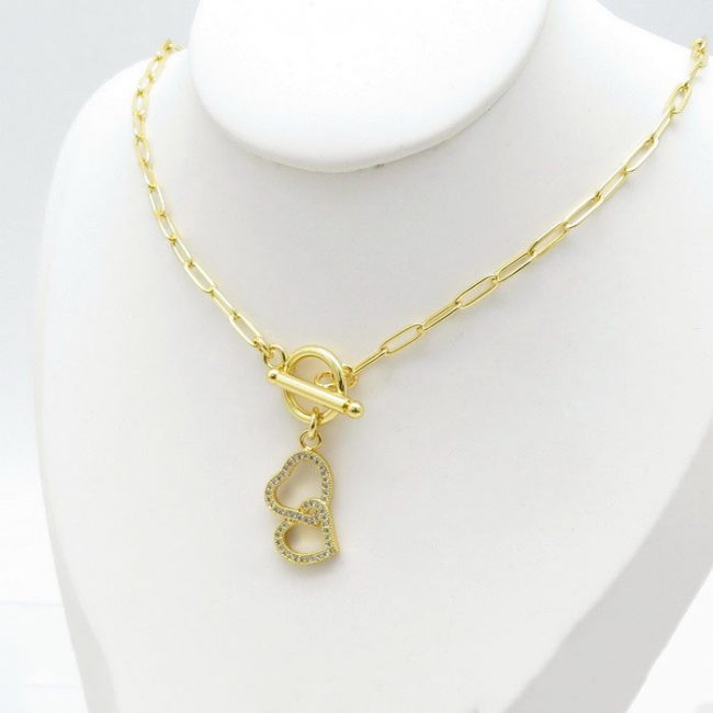 Zlatá masívna retiazka s veľkými oválnymi očkami doplnená o krásny prívesok v tvare spojených sŕdc, ktorý je skvelým vyjadrením lásky k najbližšej osobe. 