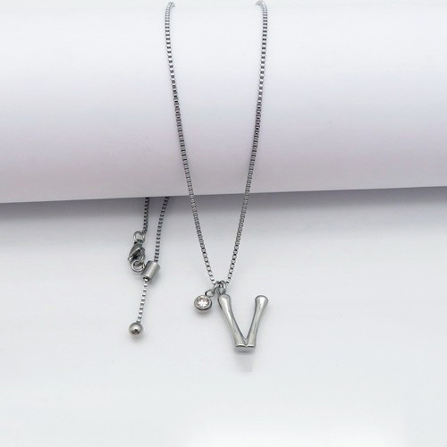 Ukážte hoci aj príveskom na retiazke na koho skutočne myslíte a vyjadrite to pomocou tohto setu striebornej retiazky a prívesku v písmene "V".