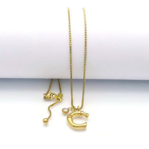 Zlatá retiazka s príveskom v tvare písmena "C" pre ženy, ktoré sa neboja byť trendy a chcú vyzerať skvele. 