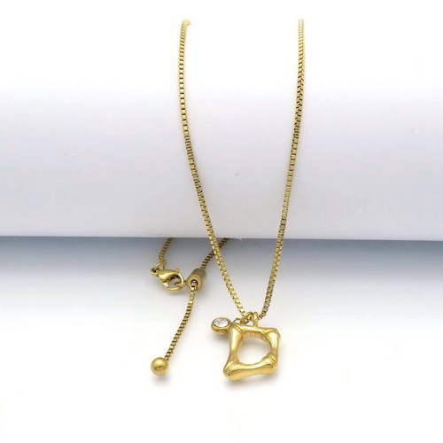 Prívesky s písmenami sú stále "in" a Vy môžete vyzerať veľmi trendy, tak si doprajte tento úžasný set retiazky a prívesku v zlatej farbe a držte krok s módnymi trendmi. 