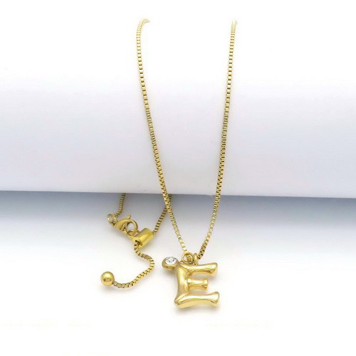 Prívesky s písmenami sú stále "in" a Vy môžete vyzerať veľmi trendy, tak si doprajte tento úžasný set retiazky a prívesku v zlatej farbe a držte krok s módnymi trendmi. 