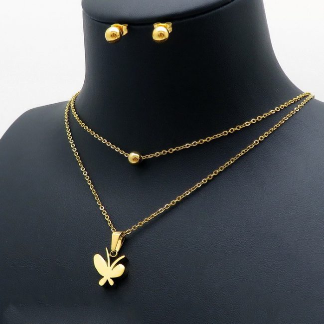 Dámsky zlatý set zostavený z jemnej retiazky a prívesku v tvare motýľa s jednoduchými náušnicami pre každú krásnu ženu, ktorá vie čo je práve "in".