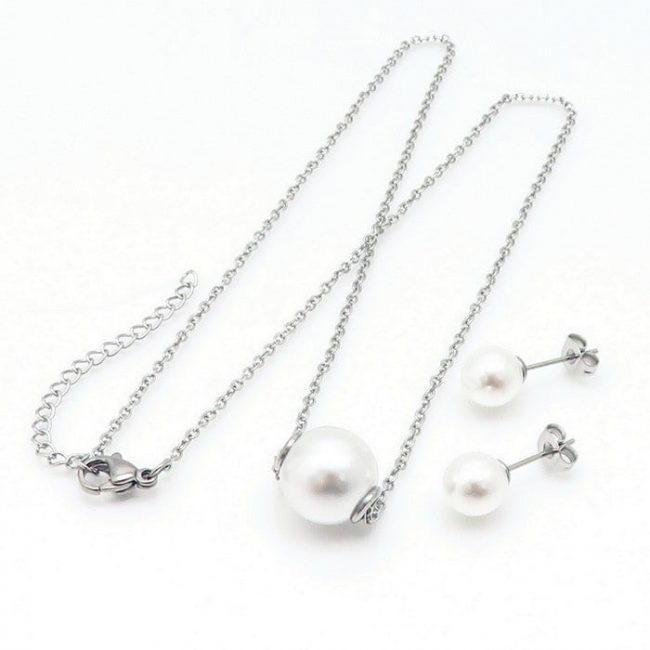 Perly sú vždy "in" a v tom to krásnom prevedení šperku sú dokonalou kombináciou k ladným ženským šatám na výnimočné udalosti. 