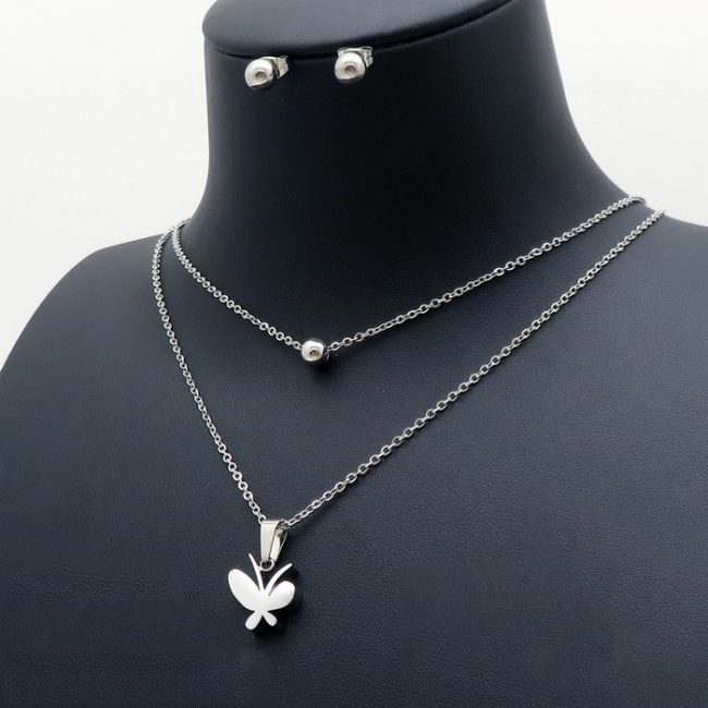 Strieborný set, ktorý sa skladá z jemnej retiazky zdobenej príveskom v tvare vážky a jednoduchých náušníc z chirurgickej ocele, pre každú ženu, ktorá ocení jeho krásu