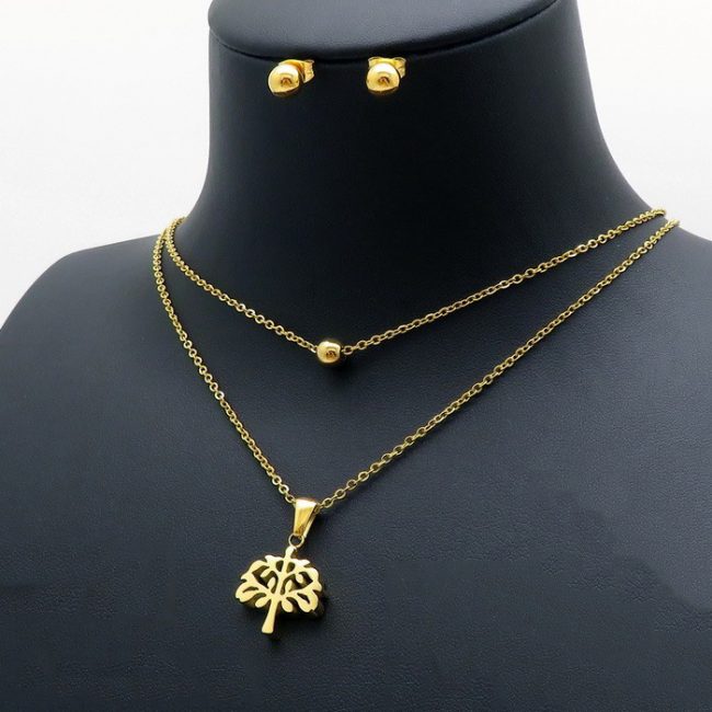 Nádherný zlatý set, ktorý sa skladá z kombinovanej retiazky s príveskom v tvare stromu a jednoduchými náušnicami, je perfektným doplnkom, s ktorým budete neprehliadnuteľná, doprajte si tento pocit!