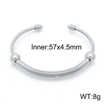 Strieborný náramok z chirurgickej ocele bez zapínania vhodný ako doplnok ku každému outfitu.