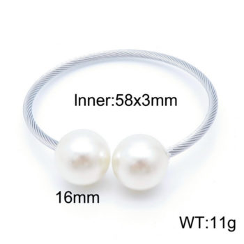 Decentný strieborný náramok z chirurgickej ocele doplnený o zopnutie v tvare perál, ktorého decentnosť sa skvele hodí na ktorúkoľvek príležitosť.