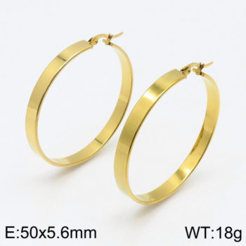 Zlaté kruhové náušnice z chirurgickej ocele, vhodné na každodenné nosenie.