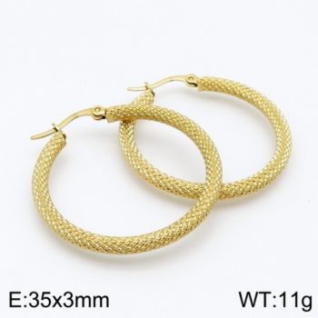 Pôvabné zlaté náušnice z chirurgickej ocele s praktickým zapínaním a zaujímavým vzorom dodajú Vášmu outfitu jedinečnosť.