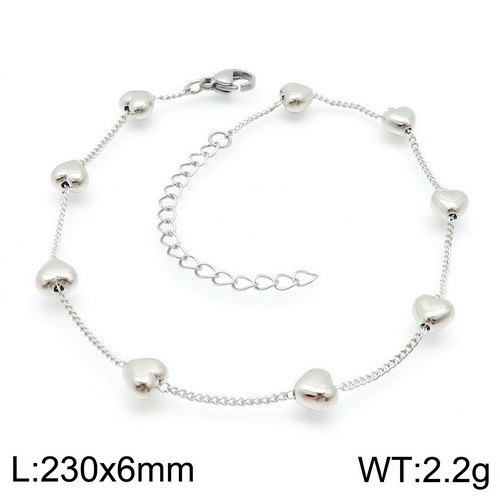 Romantický náramok v striebornom dizajne z chirurgickej ocele zdobený drobnými srdiečkami je vhodný ako darček pre milovanú osobu, ktorú zaručene očarí