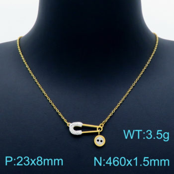 Netradične zaujímavý zlatý set retiazky a prívesku v tvare zicherky a gombíka, v ktorom sa spája zmysel pre humor s dobrým módnym vkusom, nechajte sa ním inšpirovať