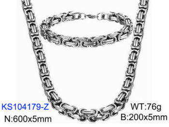 Masívna strieborná reťaz s náramkom vhodná pre výraznú osobnosť s netradičným vzorovaním.