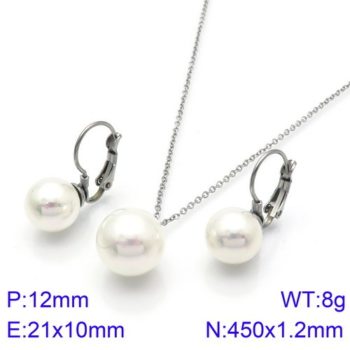 Perly sú výnimočné vďaka svojej schopnosti urobiť zo ženy výnimočnú bytosť, spravte ju zo seba aj Vy a potešte sa týmto nádherný  strieborným perlovým setom.