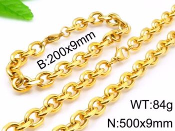 Masívny zlatý set náramku a reťaze s veľkými očkami, ktorý je na tele priam neprehliadnuteľný, preto ak chcete zaujať, neváhajte s kúpou