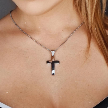 Jemná retiazka spolu s príveskom v tvare kríža, vhodná pre akúkoľvek príležitosť, alebo ako dokonalý darček na prvé sväté prijímanie.