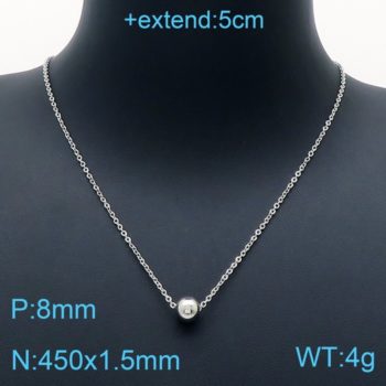 Jemná elegantná strieborná retiazka spolu s príveskom dokonale ladiaca s elegantnými šatami na výnimočnú príležitosť, kde skutočne zažiarite.